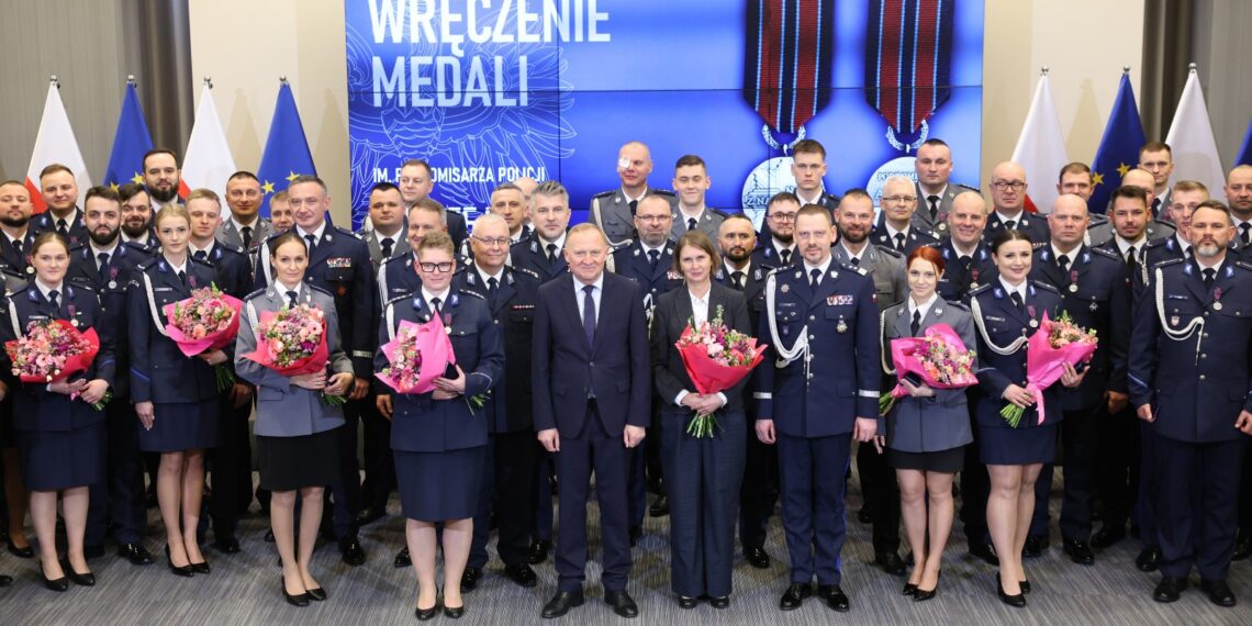 76 bohaterskich policjantów odznaczonych medalami