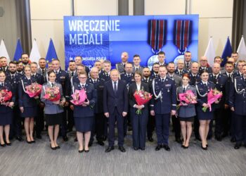 76 bohaterskich policjantów odznaczonych medalami